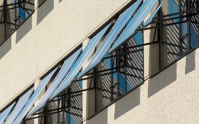 Porównanie systemów osłon przeciwsłonecznych na balkon - rolety, markizy i żagle